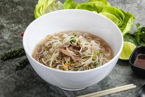 Vietnamesisch traditionell Suppe pho bo mit Rindfleisch foto