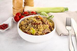 Bulgur mit Lamm und Gemüse foto