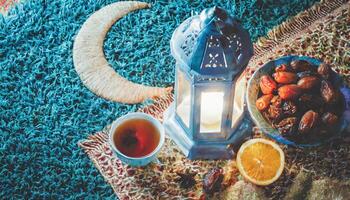 ai generiert traditionell Ramadan und eid Laterne Lampe mit Halbmond Mond, Termine und Früchte im ein Schüssel auf Teppich, generiert ai foto