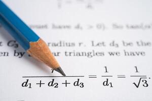 Bleistift auf Übungstestpapier für mathematische Formeln in der Bildungsschule. foto