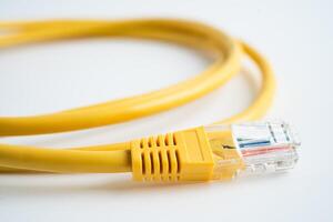 Ethernet Kabel zum verbinden zu kabellos Router Verknüpfung zu Internet Bedienung Anbieter Internet Netzwerk. foto