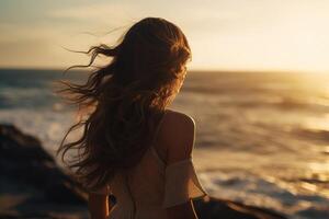 ai generiert Rückseite Aussicht von ein unkenntlich jung Frau tragen ein Weiß Sommer- Kleid und Stehen auf Strand gegen Hintergrund von Meer beim Sonnenuntergang, Lebensstil foto