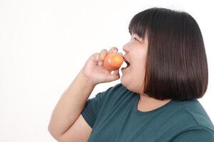 Fett Frau Essen Möhren zu verlieren Gewicht. Gesundheit Pflege Konzept, Essen gesund Lebensmittel. Weiß Hintergrund foto