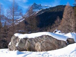 ein groß Felsen im das Schnee foto