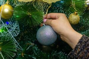 Weihnachten Baum mit Geschenk Kisten, Weihnachten Baum und Geschenke, Weihnachten Baum und Dekorationen foto