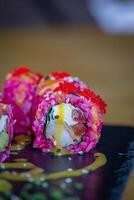 Sushi rollen mit Lachs, Thunfisch, Avocado und Tobiko Kaviar foto