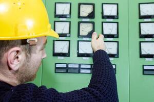 industriell Arbeiter beim das Arbeit im Fabrik foto