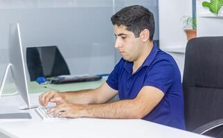 Person Arbeiten im Büro, Person beim das Arbeit foto