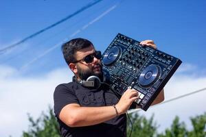 dj mit Kopfhörer und Rührgerät im das Park, das dj beim Arbeit foto