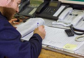 industriell Arbeiter beim das Arbeitsplatz foto