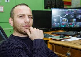 industriell Arbeiter beim das Arbeit im Fabrik foto