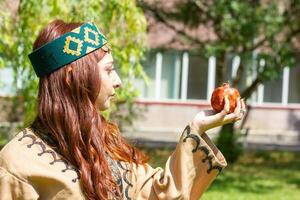 Armenisch jung Frau im traditionell Kleider im das Natur im Sommer- foto