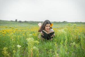 ziemlich jung Mädchen im das Natur, Mädchen im das Park foto