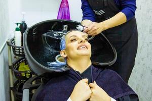 Person im das Spa Salon, Frau im Schönheit Salon foto