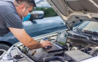 Auto Mechaniker reparieren ein Auto foto