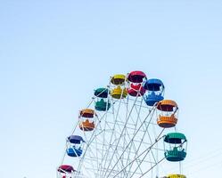 Ferris Rad auf ein Blau Himmel, farbig Ferris Rad im das Park foto