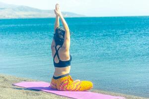 Person tun Yoga Übung auf das Strand, Person entspannend auf das Strand, Personn tun Yoga foto