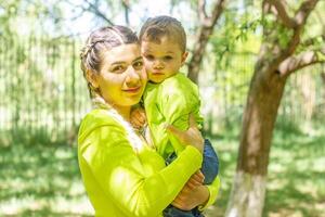 Elternteil und Kind im das Park, Mutter und Baby Junge im das Park foto