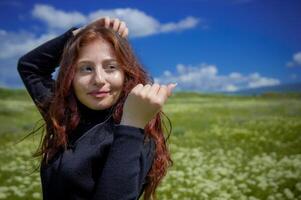 rot behaart Frau im das Park, ziemlich Frau im das Natur foto