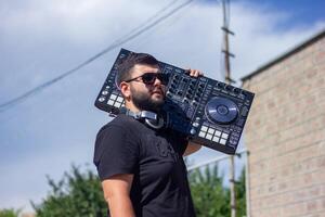 dj mit Kopfhörer und Rührgerät im das Park, das dj beim Arbeit foto