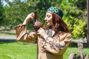 Armenisch jung Frau im traditionell Kleider im das Natur im Sommer- foto