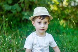 ziemlich Junge im ein Hut, Junge im das Park foto