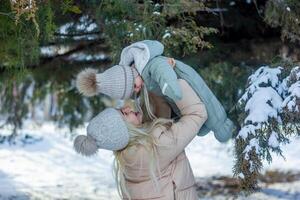 Mutter und Baby Junge im Winter, Elternteil und Kind im Winter foto