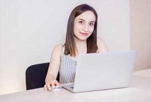 Person Arbeiten im Büro, Person beim das Arbeit foto