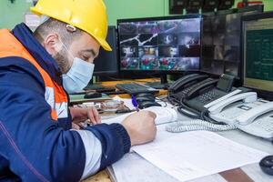 industriell Arbeiter beim das Arbeit foto