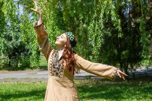 Armenisch jung Frau im traditionell Kleider im das Natur im Sommer- foto