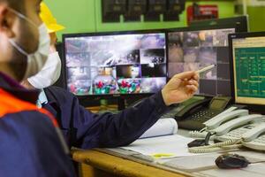 industriell Arbeitskräfte beim das Arbeitsplatz foto