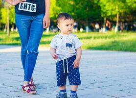 klein Junge mit Mutter im das Park foto