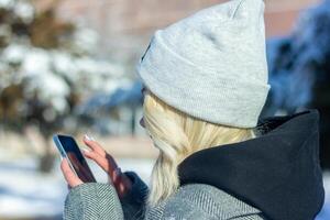 Porträt von ein Frau im ein Park, Porträt von ein Frau im Winter Park, Porträt von ein blond Frau, Frau im Hut foto