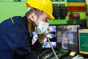 industriell Arbeiter mit Gelb Helm beim das Arbeit foto