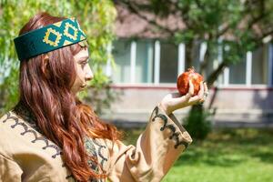 Armenisch jung Frau im traditionell Kleider im das Natur im Sommer- foto