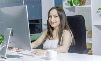 Person Arbeiten im Büro, Person beim das Arbeit foto