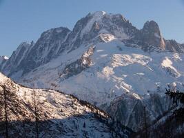 ein Berg bedeckt im Schnee foto