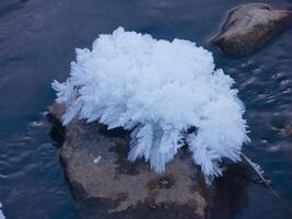 ein Felsen bedeckt im Eis und Schnee foto