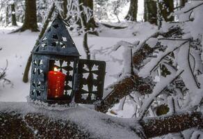 ein Kerze ist zündete im ein klein Metall Laterne foto