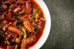 gebratener Tintenfisch oder Oktopus mit koreanischer scharfer Sauce foto