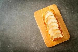 Apfelkuchen auf Holzbrett zerbröselt foto