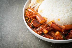 gebratener Tintenfisch oder Oktopus mit koreanischer scharfer Sauce Reisschüssel foto