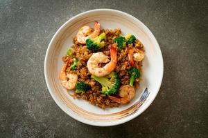 gebratener Reis mit Brokkoli und Garnelen foto