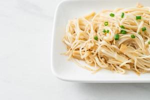 gebratener goldener Nadelpilz mit Butter foto