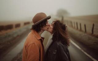 ai generiert Paar küssen auf Land Straße, leidenschaftlich Kuss Bild foto