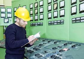 industriell Arbeiter beim das Arbeit im Fabrik foto