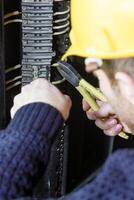 industriell Arbeiter beim das Arbeit im Fabrik foto