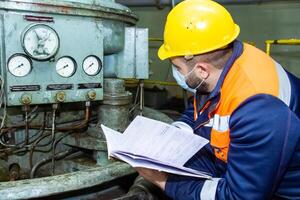 industriell Arbeiter beim das Arbeit foto