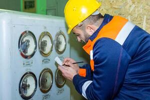 industriell Arbeiter beim das Arbeit foto