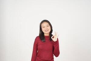 jung asiatisch Frau im rot T-Shirt lächelnd und zeigen okay Zeichen isoliert auf Weiß Hintergrund foto